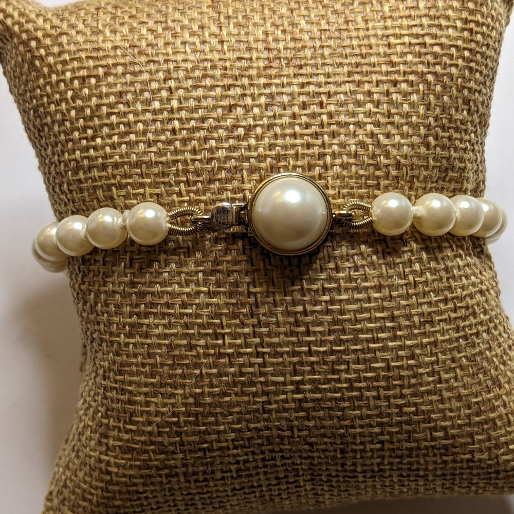 Vintage CAROLEE Faux Pearl Bracelet – Gold-Tone Box Clasp - Picture 4 of 6